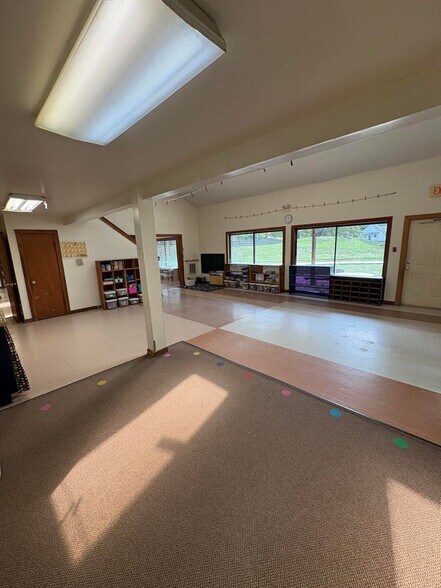 More Photos Of 2505 E Walnut St, Columbia Specialty For Lease