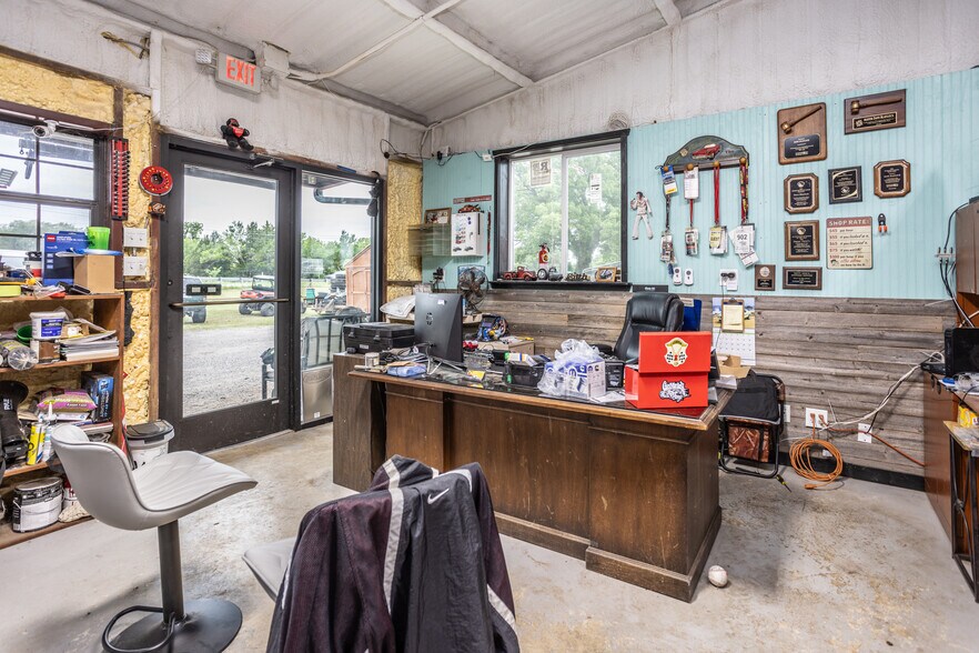 More Photos Of 59 Shawnee Trl, Whitesboro Showroom For Sale