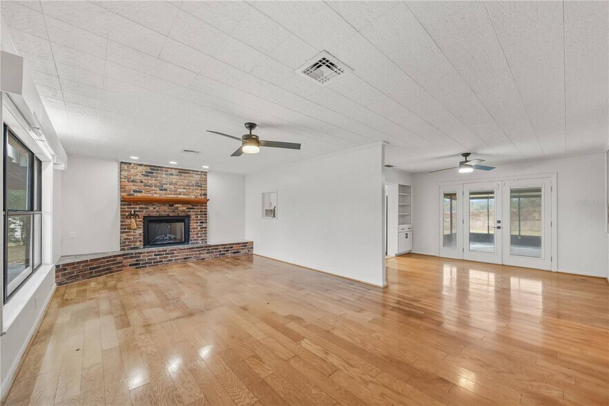 More Photos Of 274 W Kings Hwy, Center Hill Flex For Sale