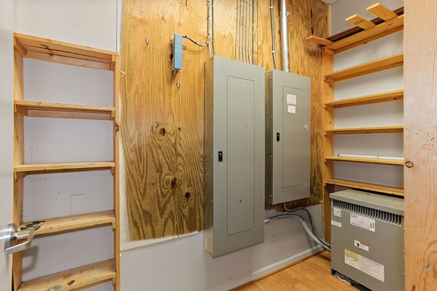 More Photos Of 4229 Lafayette Center Dr, Chantilly Business Park For Lease