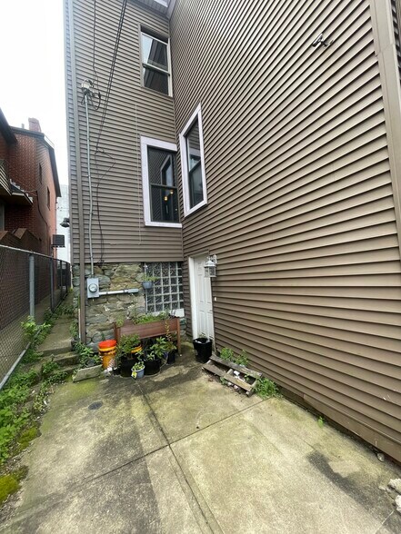 More Photos Of 5817 Ellsworth Ave, Pittsburgh Storefront Retail Office For Lease