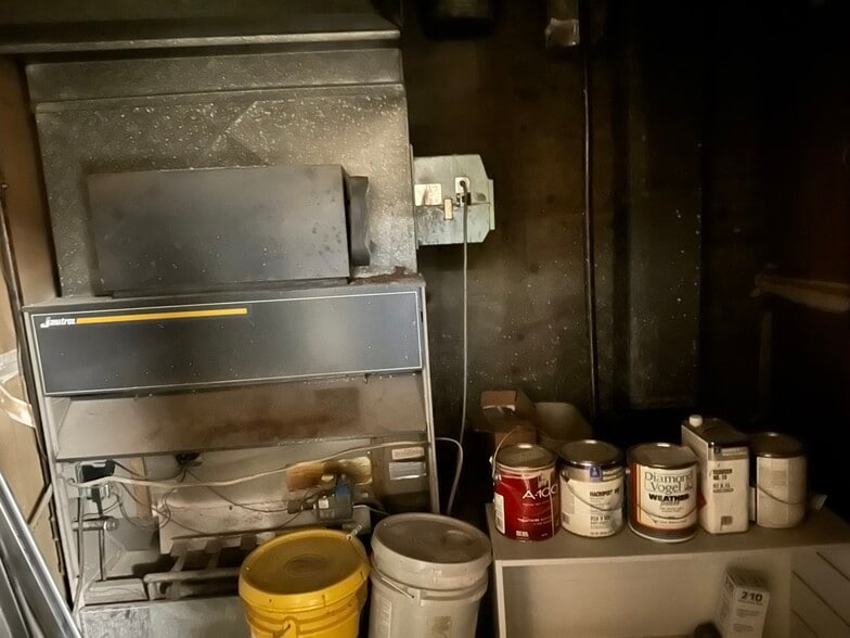 More Photos Of 1640-1670 North Ave, Grand Junction Veterinarian Kennel For Sale