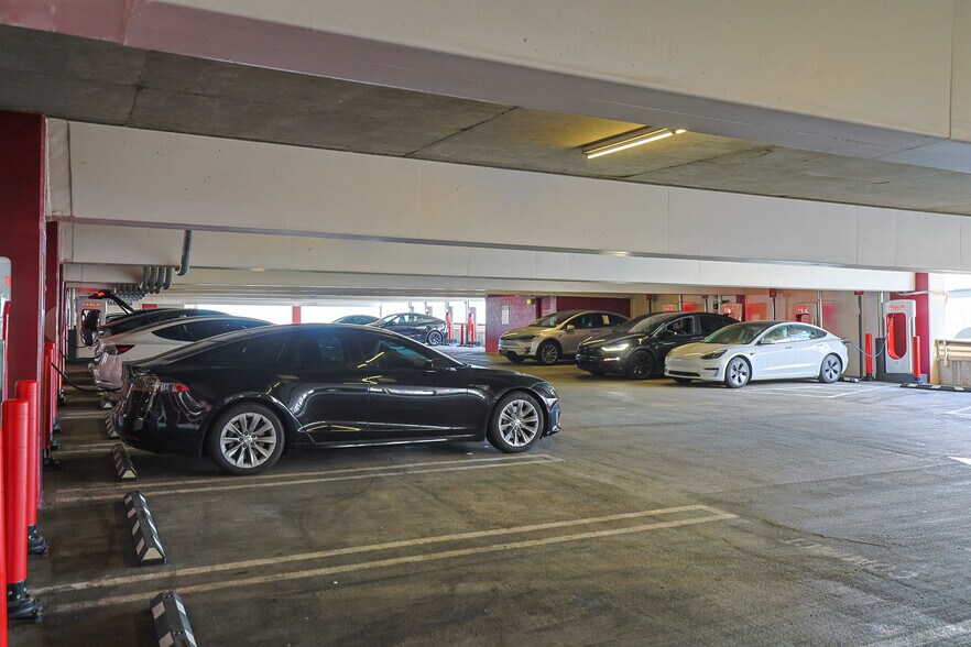 More Photos Of 15301 Ventura Blvd, Sherman Oaks Unknown For Lease