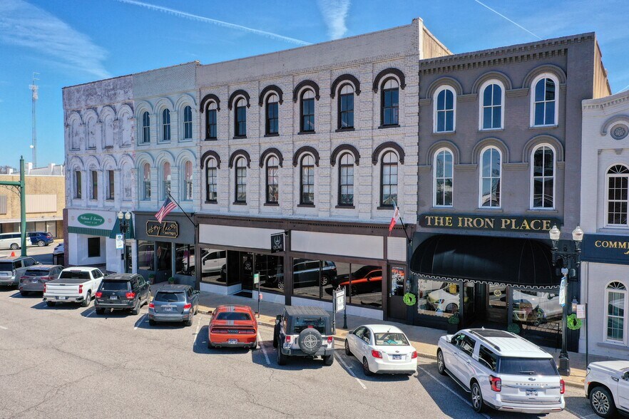 More Photos Of 121 N Poplar St, Paris Storefront Retail Residential For Lease