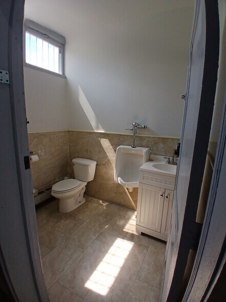More Photos Of 20 Deyo Pl, Newburgh Warehouse For Sale