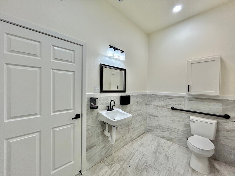 More Photos Of 1113 San Bernardo Ave, Laredo Office For Lease