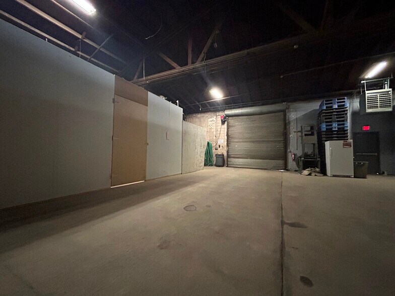 More Photos Of 3033 W Ohio St, Chicago Warehouse For Lease