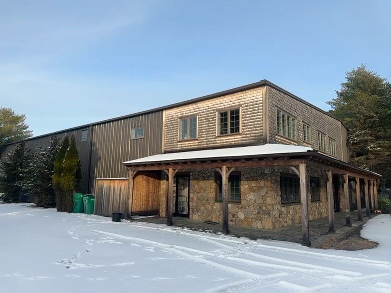 More Photos Of 22 A St, Edgartown Warehouse For Lease