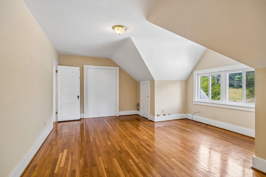 More Photos Of 609 W 7th St, Columbia Office For Sale