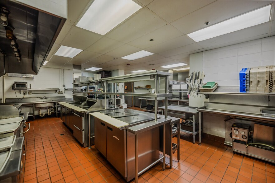 More Photos Of 1900 & 1924 Marshall St NE, Minneapolis Restaurant For Sale