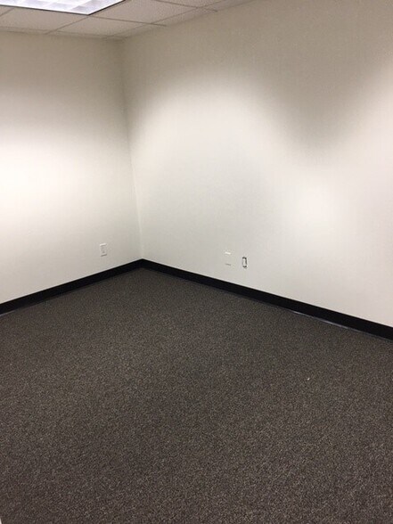 More Photos Of 2513 Industrial Blvd, Orlando Flex For Lease