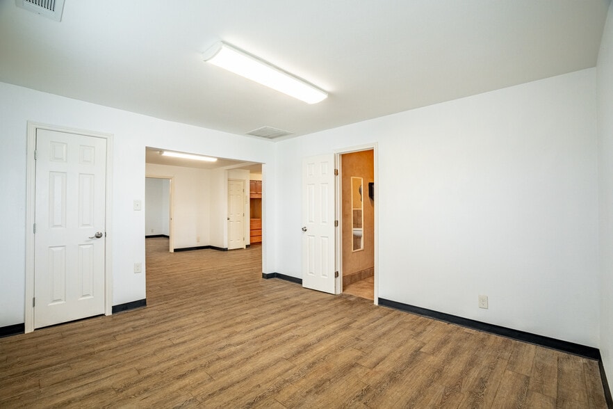 More Photos Of 401 W Simonds Rd, Seagoville Office For Sale