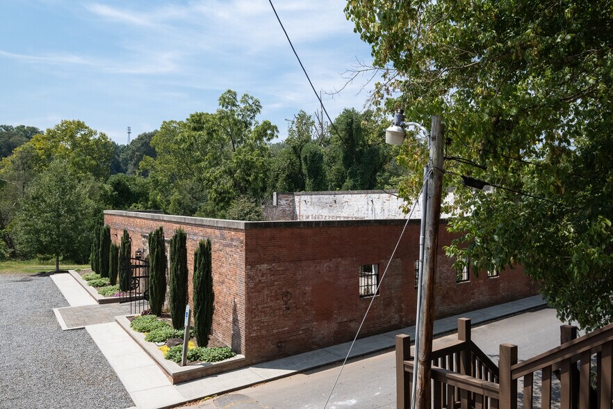 More Photos Of 11 Railroad St, Murphy Research And Development For Sale