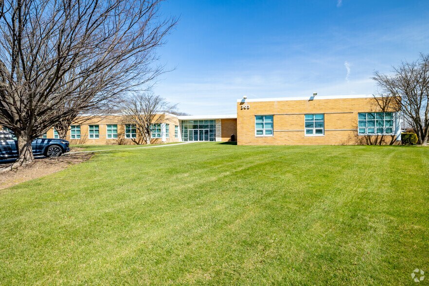 Primary Photo Of 303 Sunnyside Blvd, Plainview Showroom For Lease