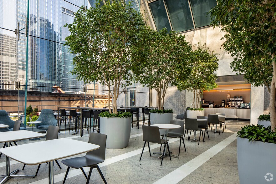 More Photos Of 150 N Riverside Plz, Chicago Office For Lease