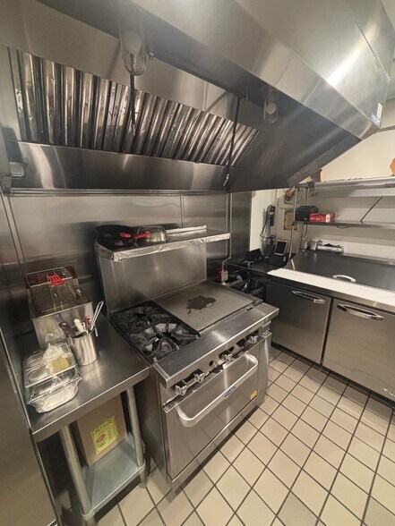 More Photos Of 1301 Ocean Front, Venice Storefront For Lease