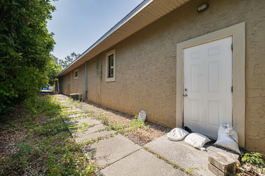 More Photos Of 110 Pine Ave, Oldsmar General Retail For Sale