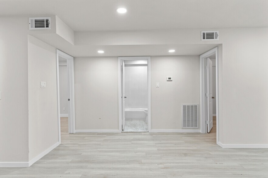 More Photos Of 8330 Carvel Ln, Houston Apartments For Sale