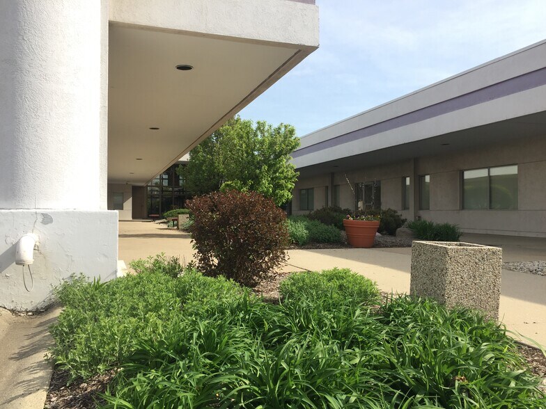 More Photos Of 1001 E Touhy Ave, Des Plaines Office For Lease