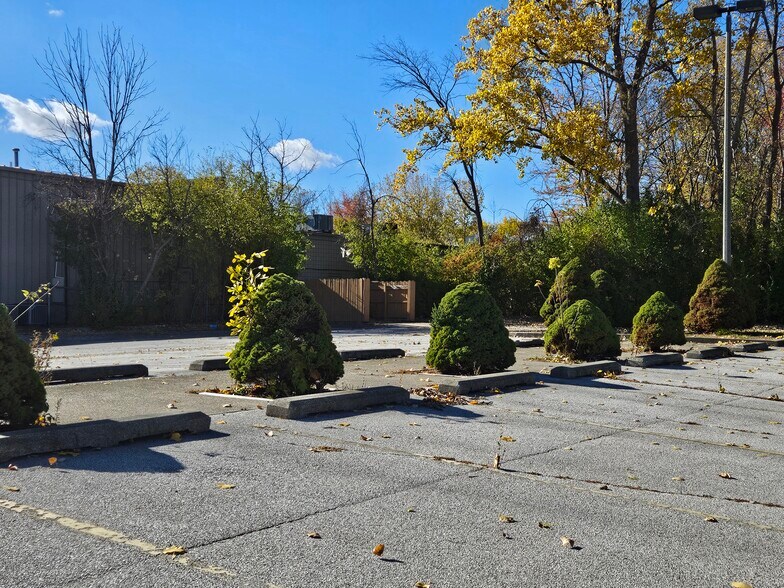 More Photos Of 3199 Bay Rd, Saginaw Restaurant For Lease