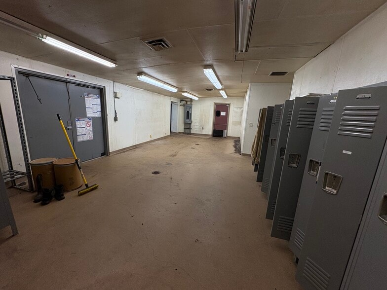 More Photos Of 810 Deal St, Highland Industrial For Sale