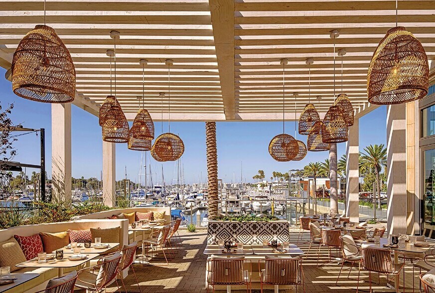 More Photos Of 4625 Admiralty Way, Marina del Rey Department Store For Lease