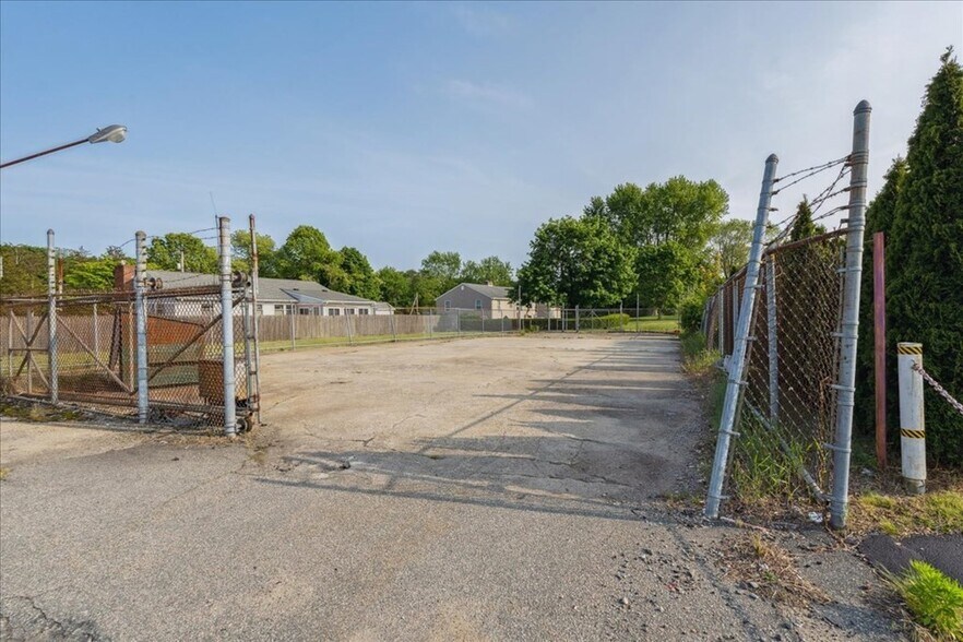 More Photos Of 310-312 Wilbur Ave, Swansea Office For Lease