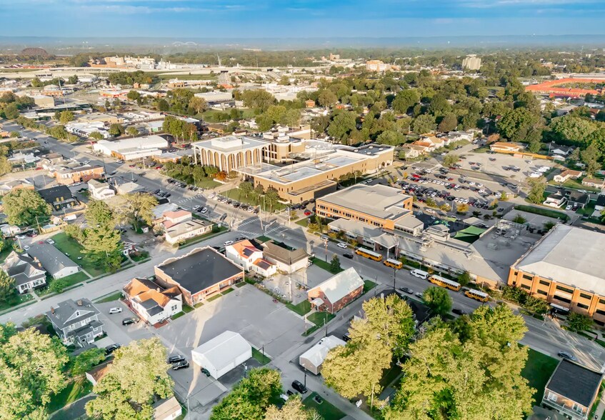 More Photos Of 618 E Court Ave, Jeffersonville Office For Lease