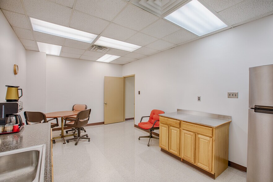 More Photos Of 273-275 Midway Ln, Oak Ridge Warehouse For Lease