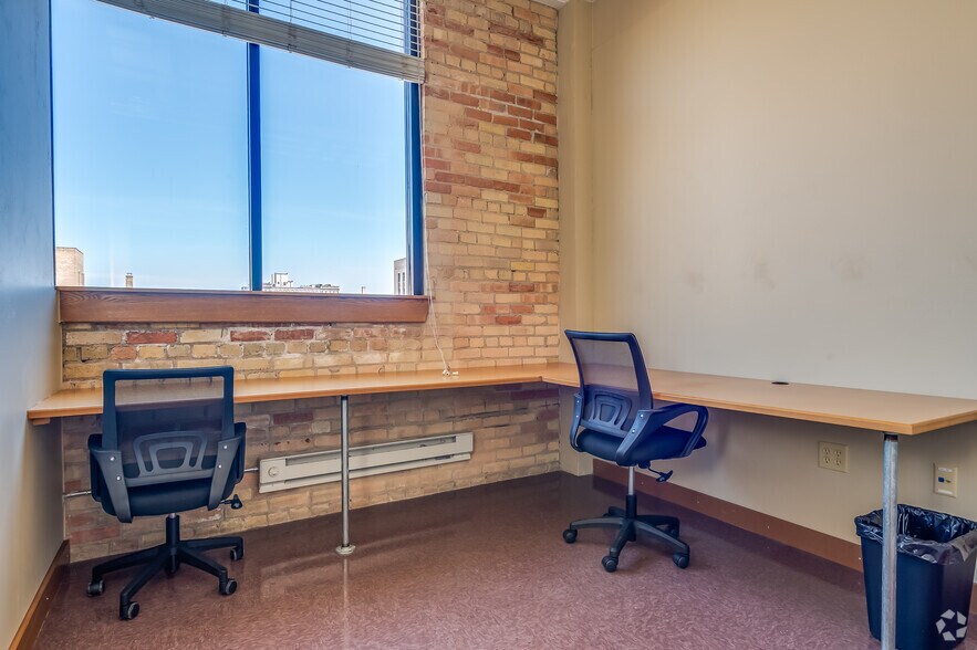 More Photos Of 118 S Adams St, Green Bay Coworking Space