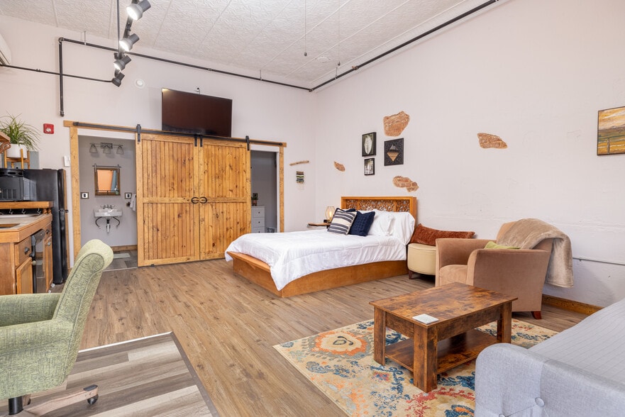 More Photos Of 29 S Carolina St, Hartwell Hotel For Sale