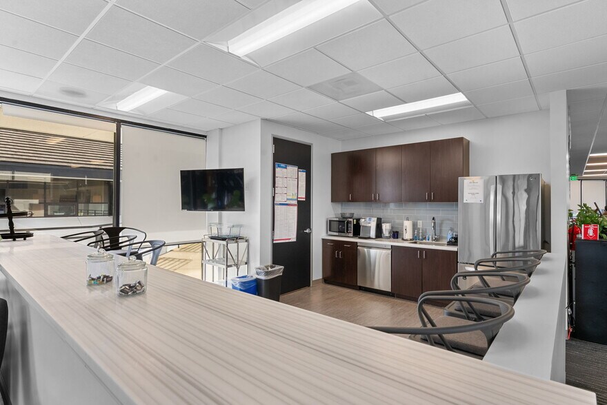 More Photos Of 5080 Shoreham Pl, San Diego Office For Sale