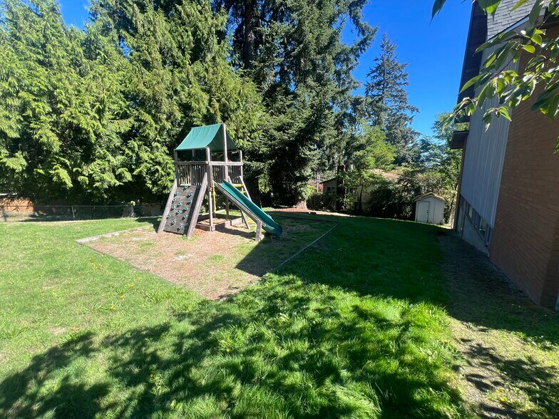 More Photos Of 9412 15th Ave NE, Seattle Specialty For Sale