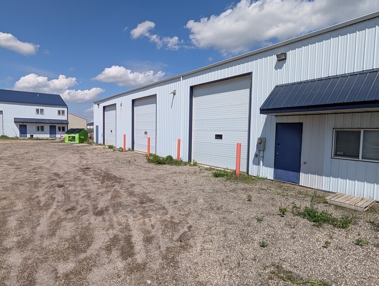 More Photos Of 949 Redonda St, Winnipeg Industrial For Lease