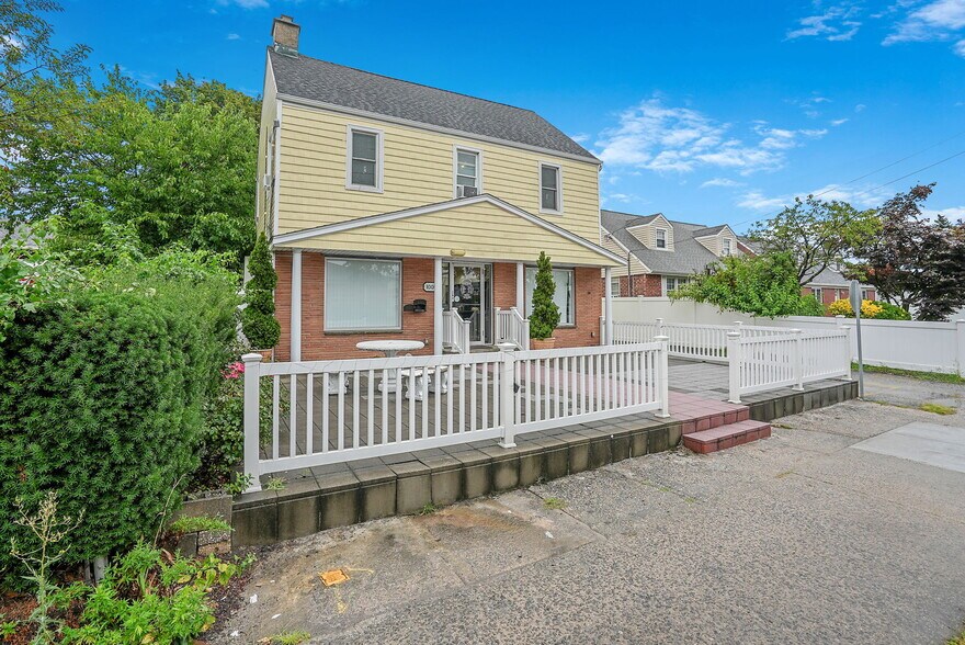 More Photos Of 1000 Stewart Ave, Bethpage Storefront Retail Residential For Sale