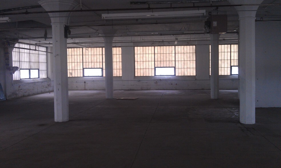 More Photos Of 28 Albert Ave, Newark Warehouse For Lease