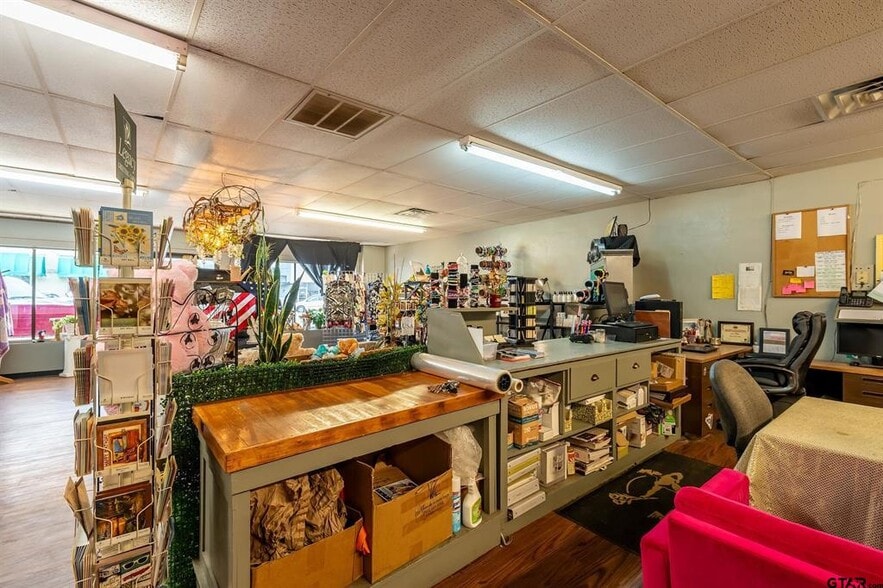 More Photos Of 114 W Broad St, Mineola Storefront For Sale