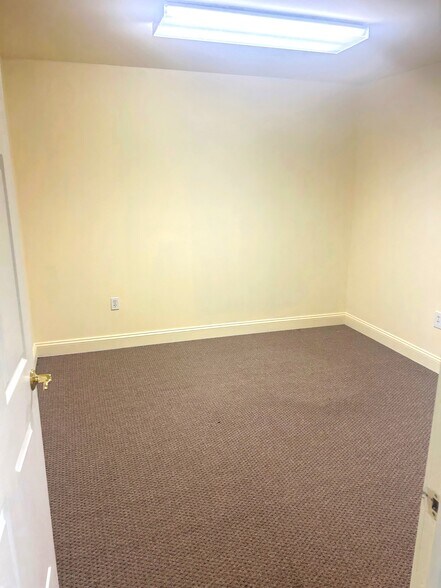 More Photos Of 408 Larch Cir, Wilmington Unknown For Lease