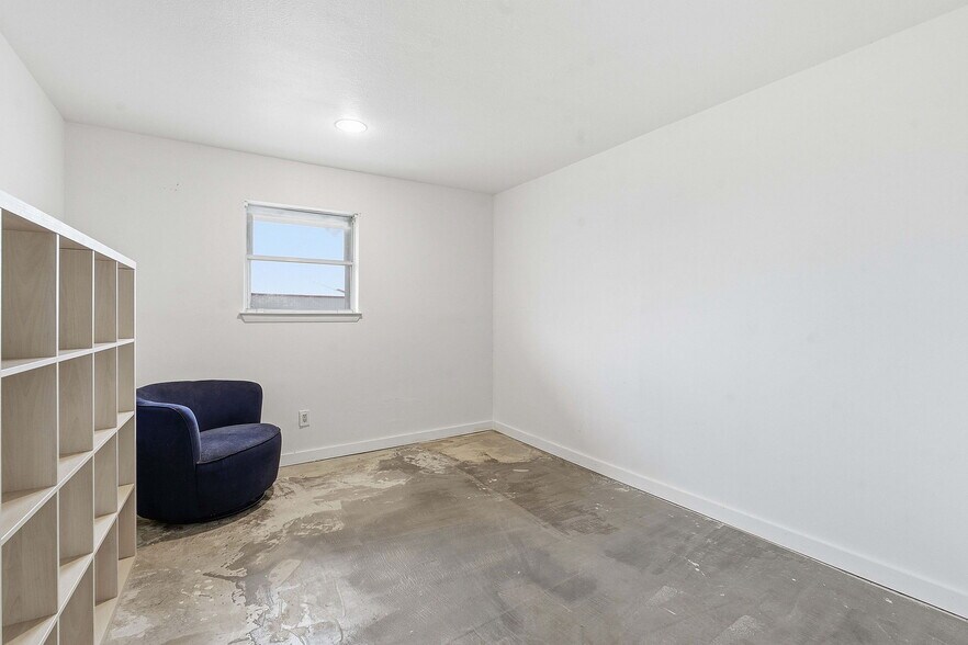 More Photos Of 13617 Fitzhugh Rd, Austin Showroom For Lease