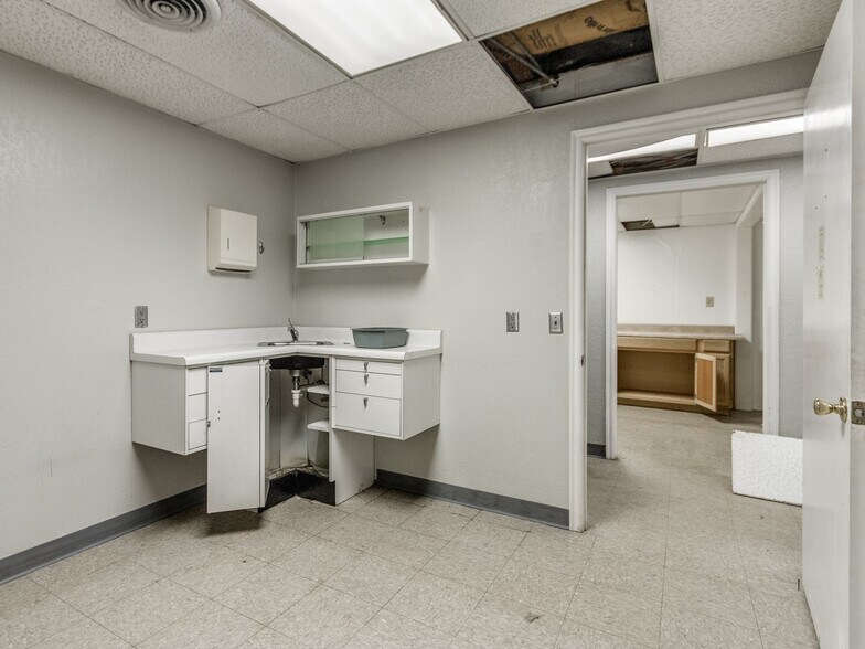 More Photos Of 5835 S Pennsylvania Ave, Oklahoma City Medical For Sale