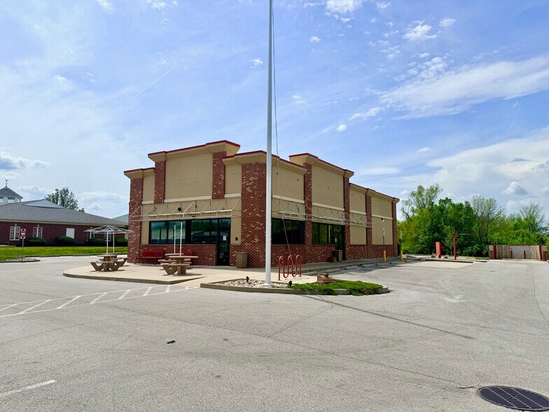 Primary Photo Of 500 N Giant City Rd, Carbondale Fast Food For Sale