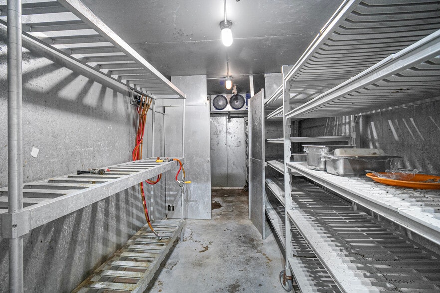 More Photos Of 2807 W 10th Ave, Kennewick General Retail For Sale