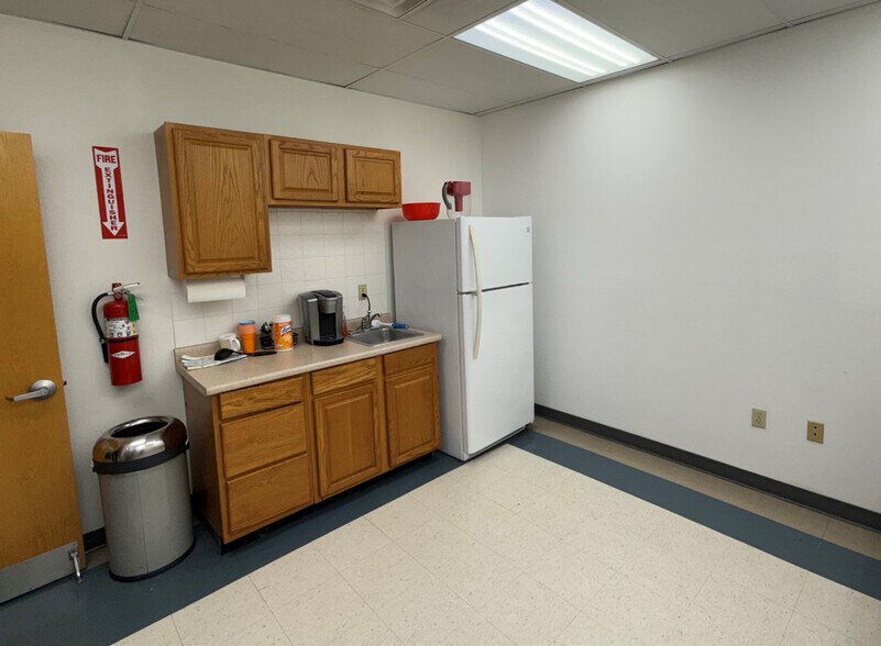 More Photos Of 10110 E 46th Pl, Tulsa Service For Lease