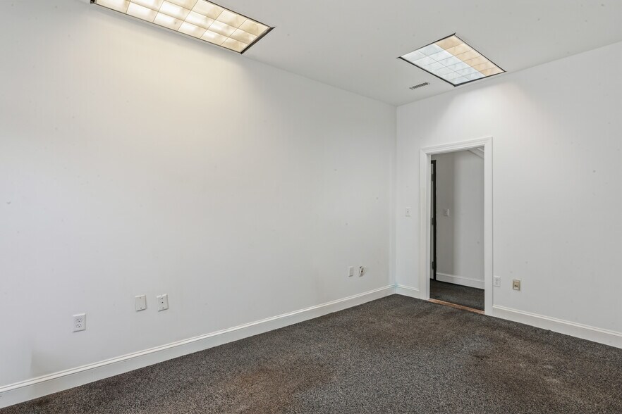 More Photos Of 1512 Marion Barry Ave SE, Washington Office For Sale
