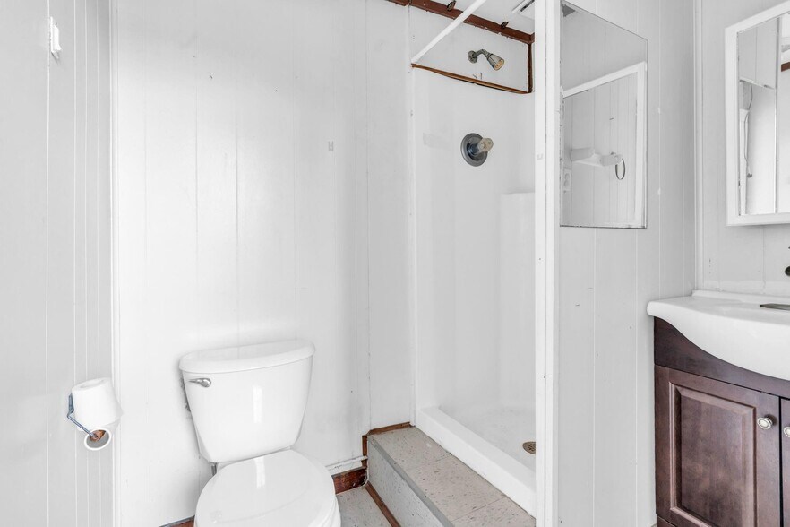 More Photos Of 401 E Main St, Humble Office For Sale