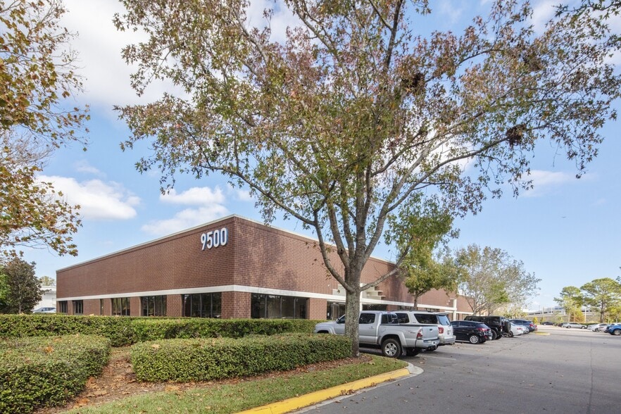 More Photos Of 9412-9424 International Ct N, Saint Petersburg Unknown For Lease