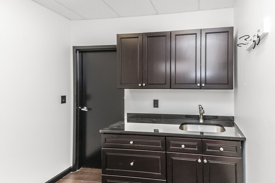 More Photos Of 816 Hempstead Tpke, Franklin Square Office For Lease