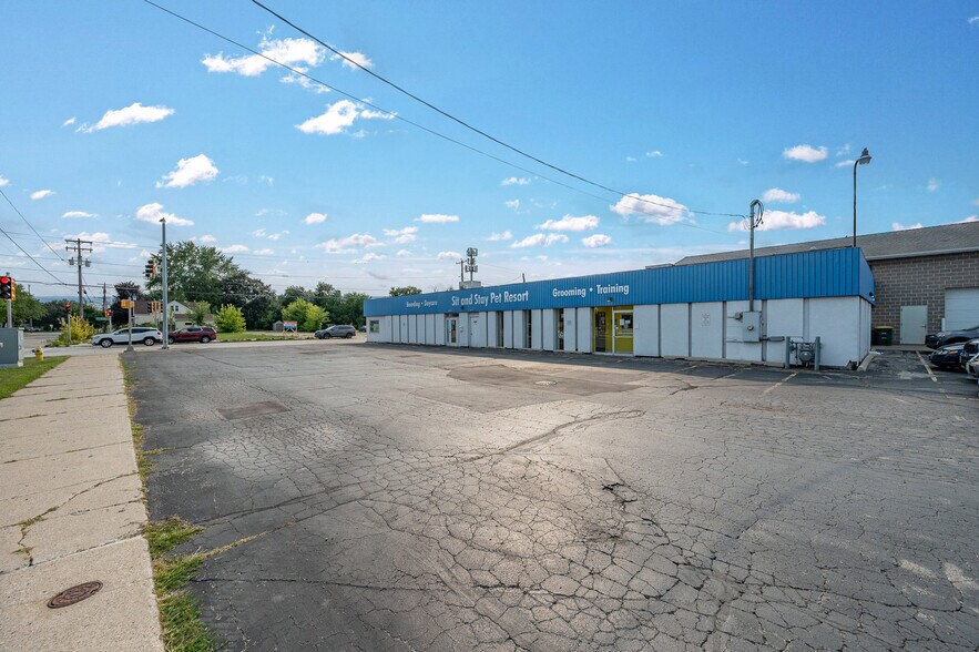 More Photos Of 1279 E Mason St, Green Bay Storefront For Sale