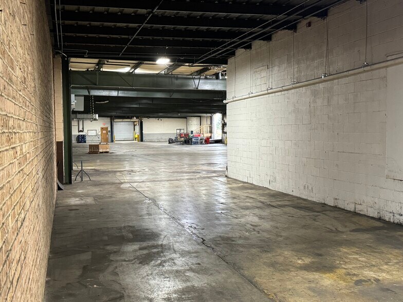 More Photos Of 6704 Pingree Rd, Crystal Lake Manufacturing For Lease