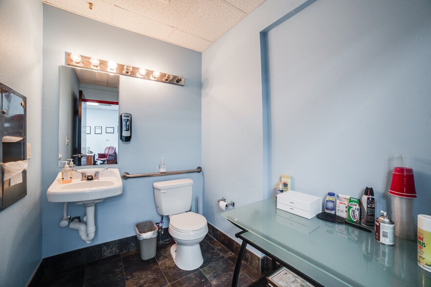 More Photos Of 10835 Gulfdale St, San Antonio Light Distribution For Sale